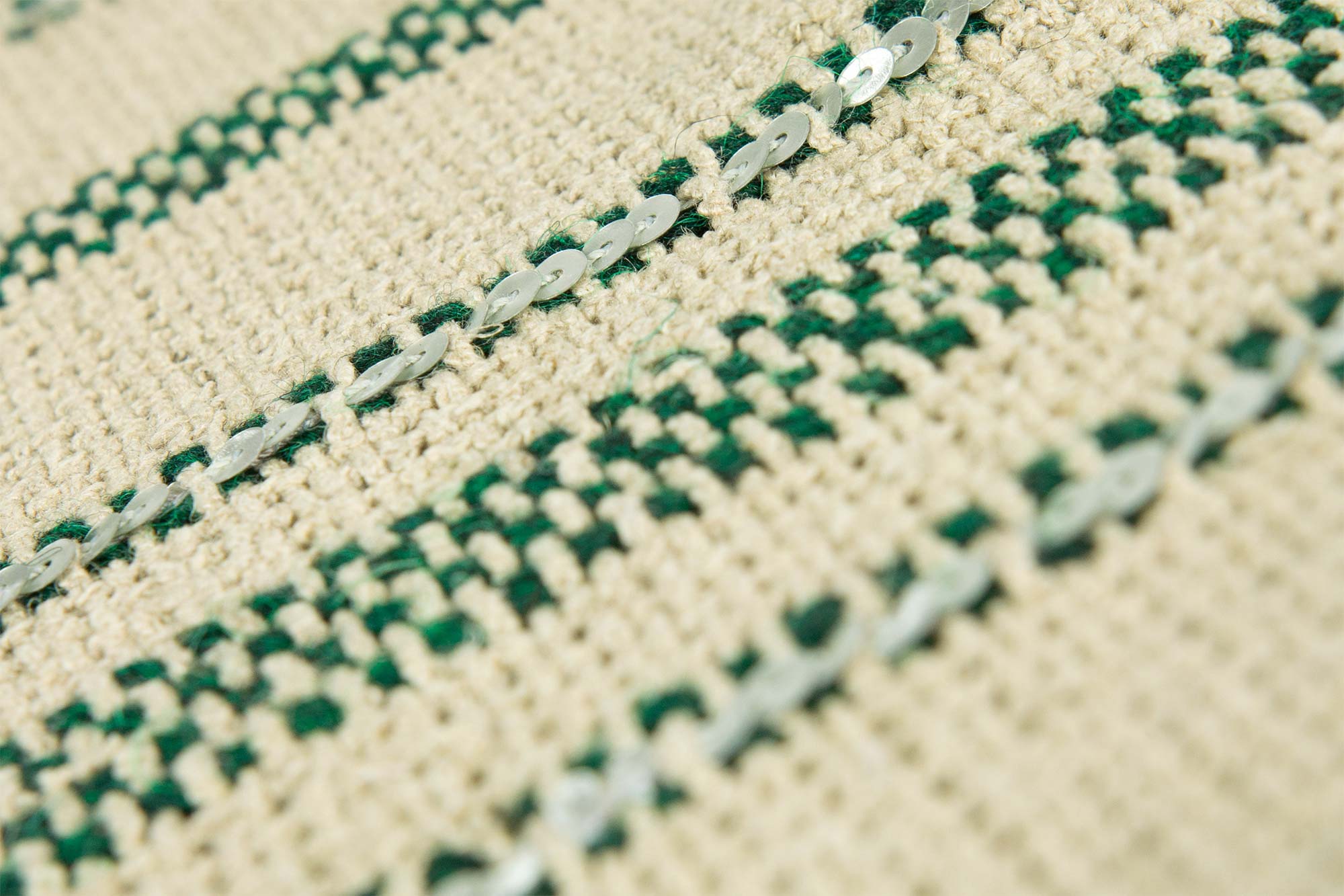 Tissu intégrant des chaînes de paillettes