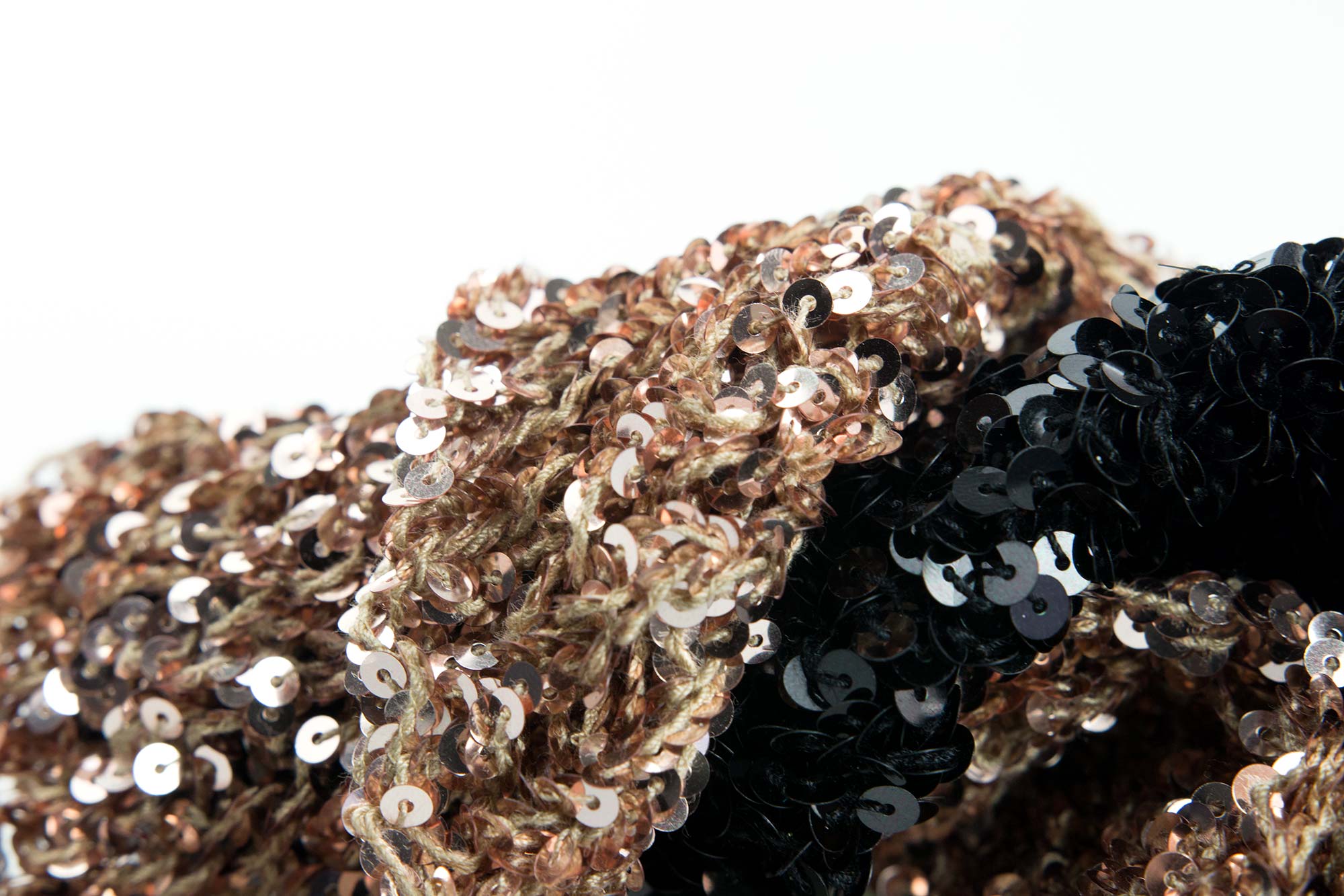 Tricot orné de chaînes de paillettes