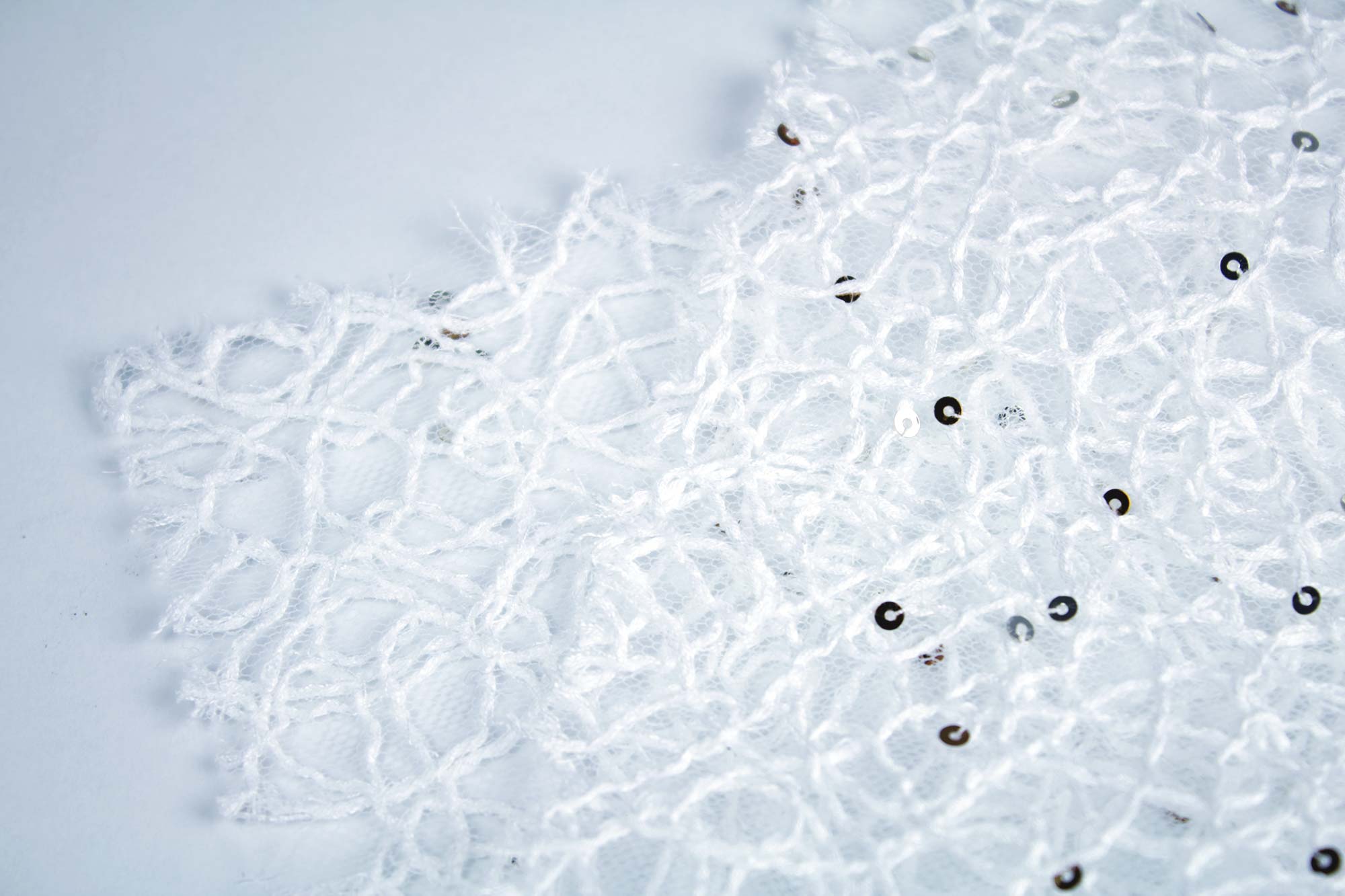 Broderie macramé intégrant un fil de paillettes