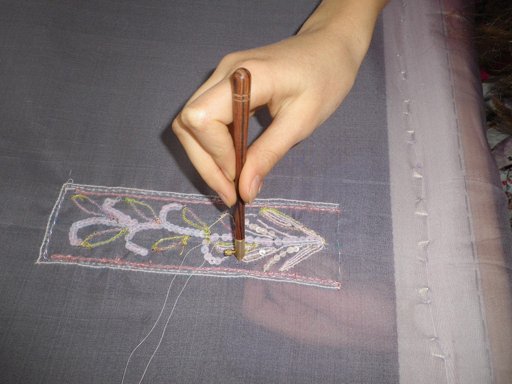 Broderie main de style Lunéville réalisée avec des longfils